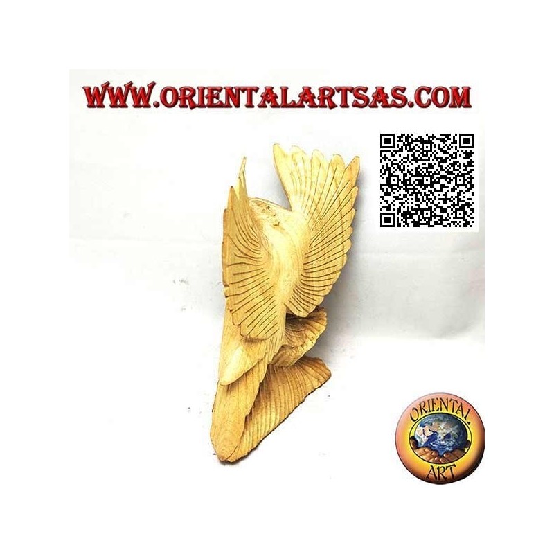 Escultura de un águila con patas y alas desplegadas en madera de hibisco de 15 cm.