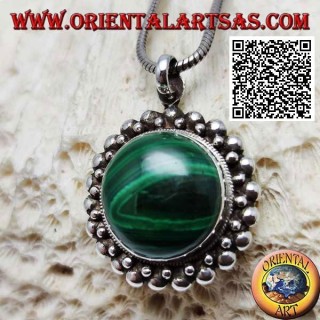 Silberanhänger mit natürlichem rundem Malachit-Cabochon, umgeben von einer doppelten Reihe von Kugeln