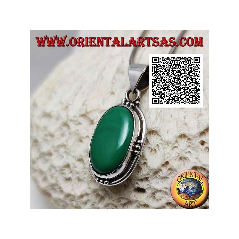 Ciondolo in argento con malachite ovale naturale su montatura liscia con tris di palline sui quattro punti cardinali