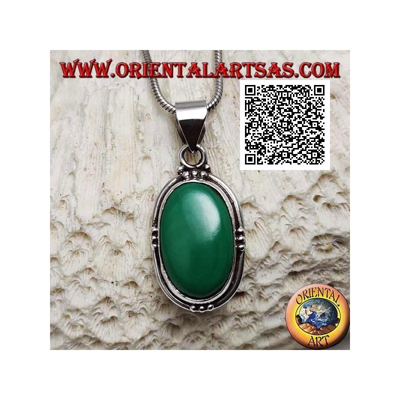Colgante de plata con malaquita ovalada natural en engaste liso con trío de bolas en los cuatro puntos cardinales