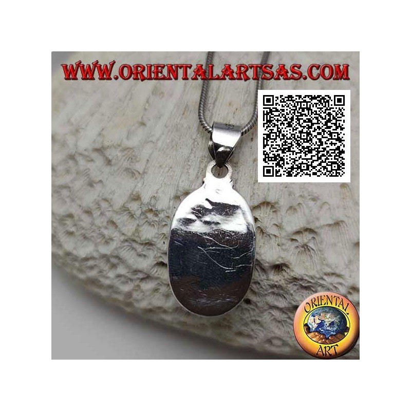 Colgante de plata con malaquita ovalada natural en engaste liso con trío de bolas en los cuatro puntos cardinales