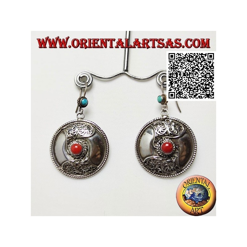 Orecchini in argento a scudo con corallo tibetano centrale e decorazione in filigrana