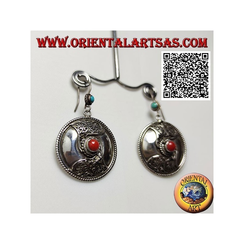 Pendientes escudo de plata con coral central tibetano y decoración de filigrana