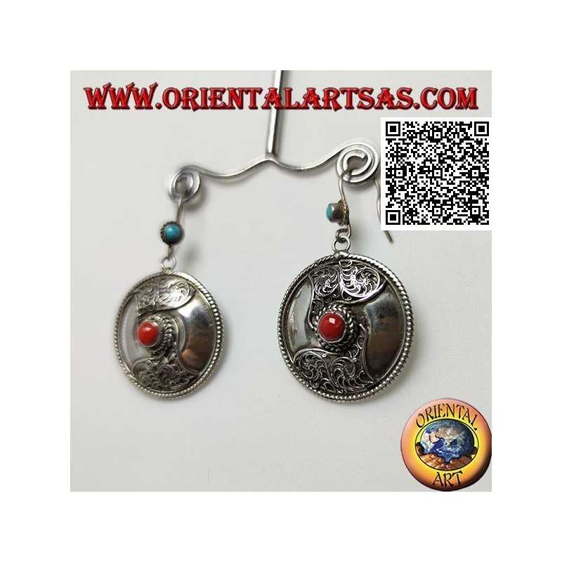 Pendientes escudo de plata con coral central tibetano y decoración de filigrana