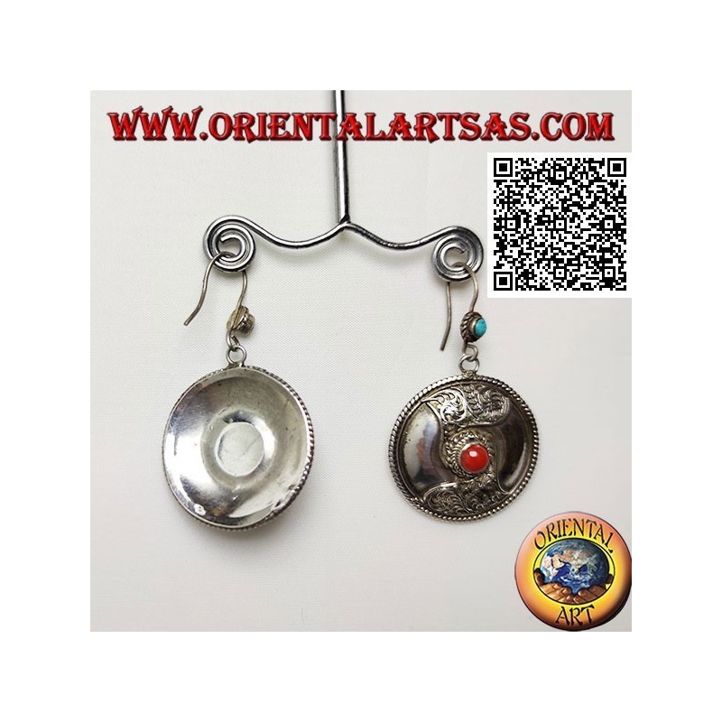 Orecchini in argento a scudo con corallo tibetano centrale e decorazione in filigrana