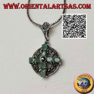 Pendentif croix en argent de 8 émeraudes ovales naturelles sur un cercle de marcassite