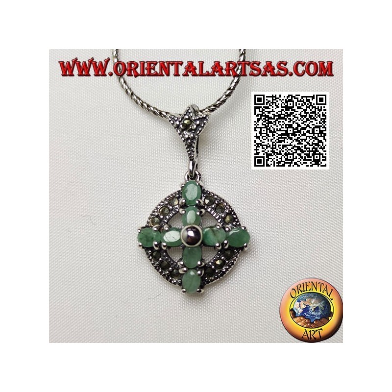 Pendentif croix en argent de 8 émeraudes ovales naturelles sur un cercle de marcassite
