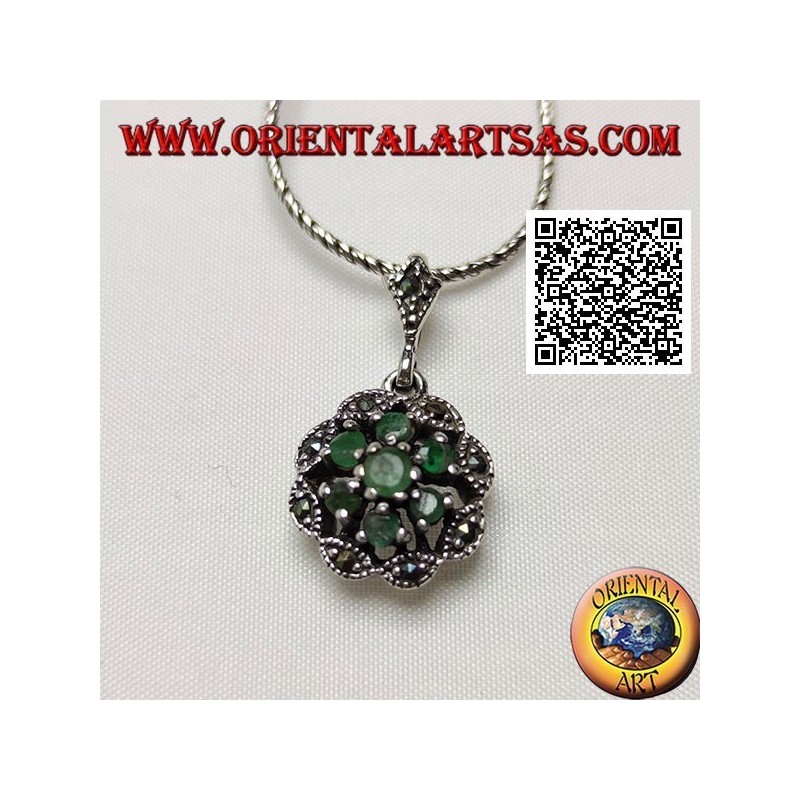 Ciondolo in argento a margherita con 6 +1 smeraldi naturali tondi su cornice a nuvoletta di marcassite