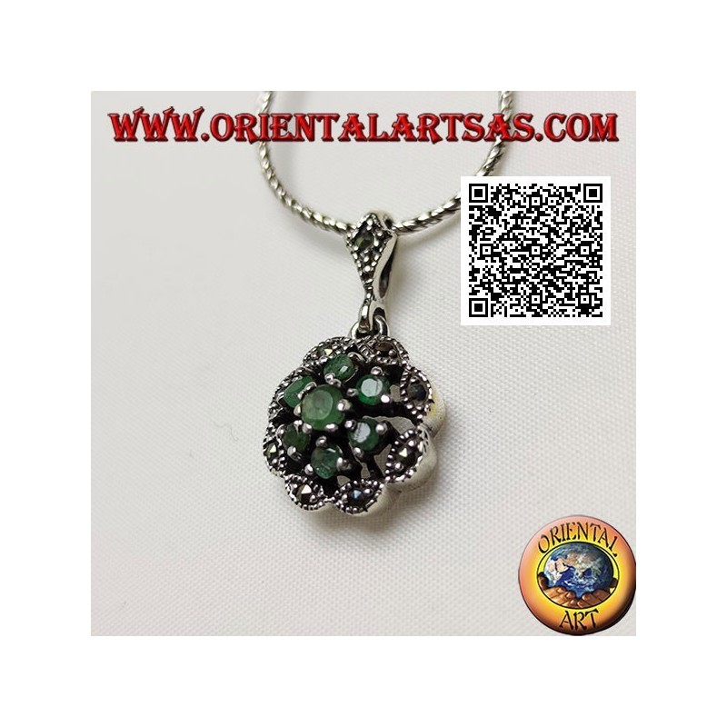 Ciondolo in argento a margherita con 6 +1 smeraldi naturali tondi su cornice a nuvoletta di marcassite
