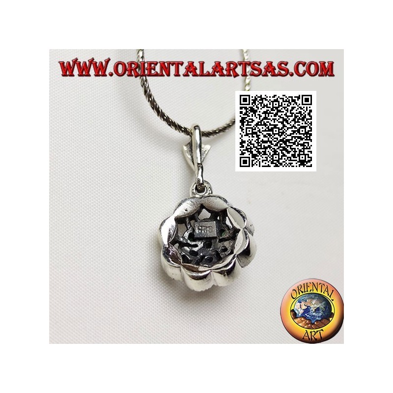 Pendentif marguerite en argent avec 6 +1 émeraudes rondes naturelles sur un cadre nuage en marcassite