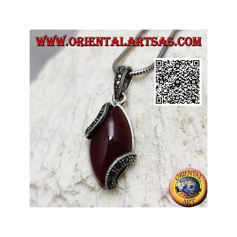 Pendentif en argent avec cornaline navette cabochon et deux demi-cercles en marcassite