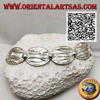 Halbstarres Armband aus satiniertem Silber mit zerknittertem Effekt