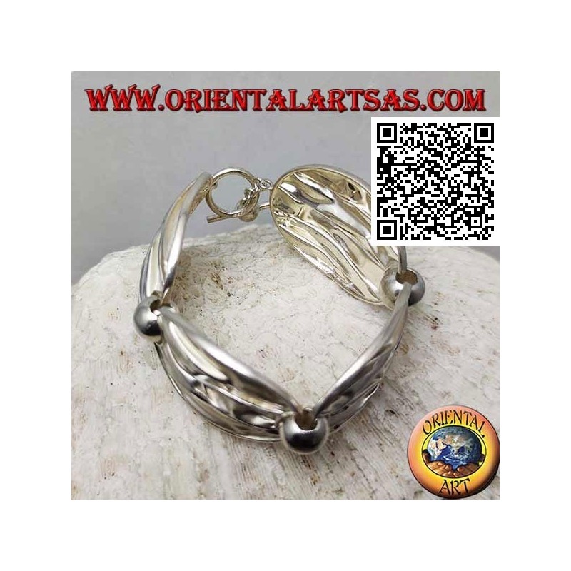 Semi-rigid satin silver bracelet with crumpled effect
