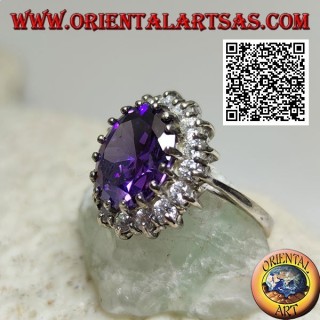Silberring mit facettiertem ovalem synthetischem Amethyst, umgeben von weißen Zirkonen