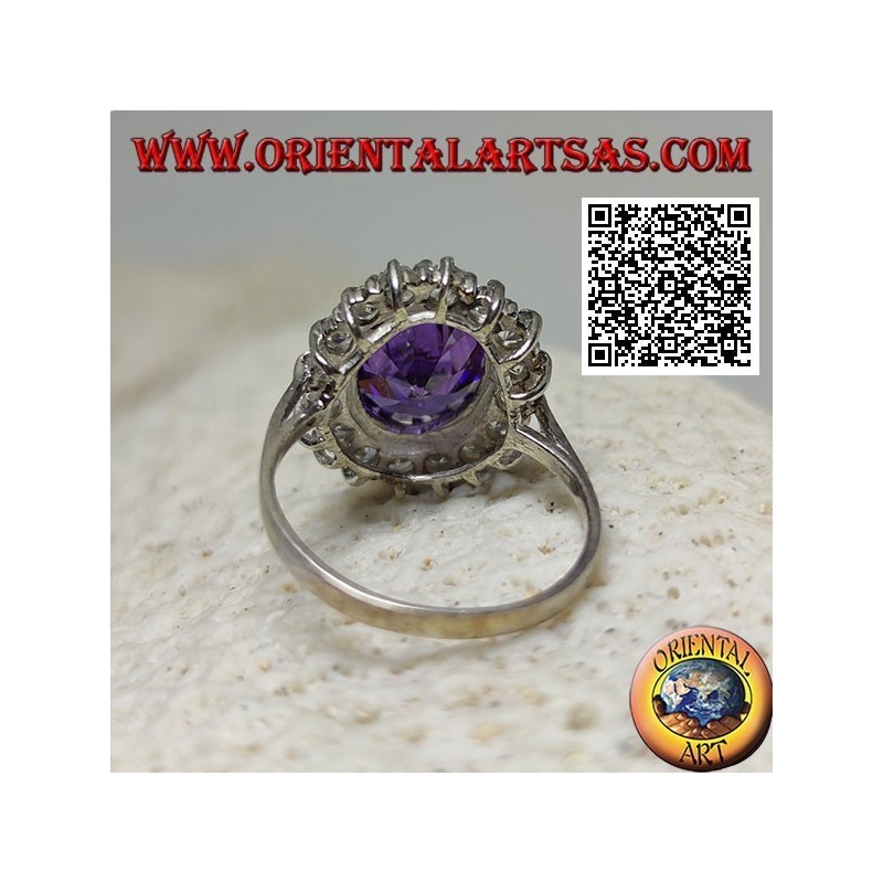 Anillo de plata con amatista sintética ovalada facetada engastada rodeada de circonitas blancas