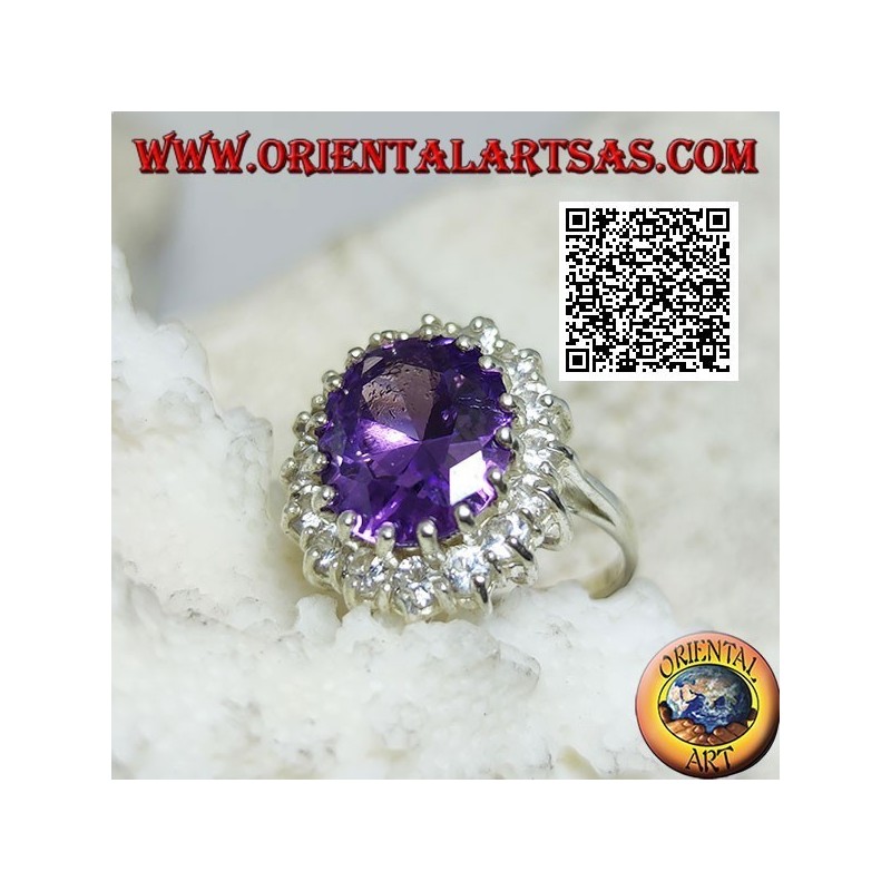 Silberring mit facettiertem ovalem synthetischem Amethyst, umgeben von weißen Zirkonen