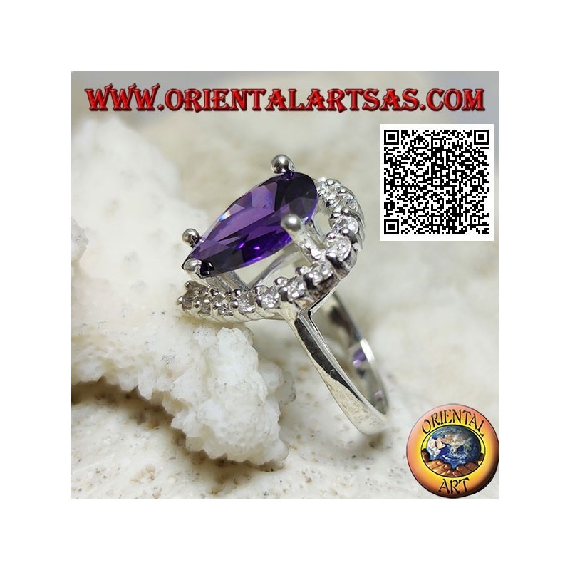 Anello in argento con ametista sintetica a goccia sfaccettata incastonata contornata da zirconi bianchi