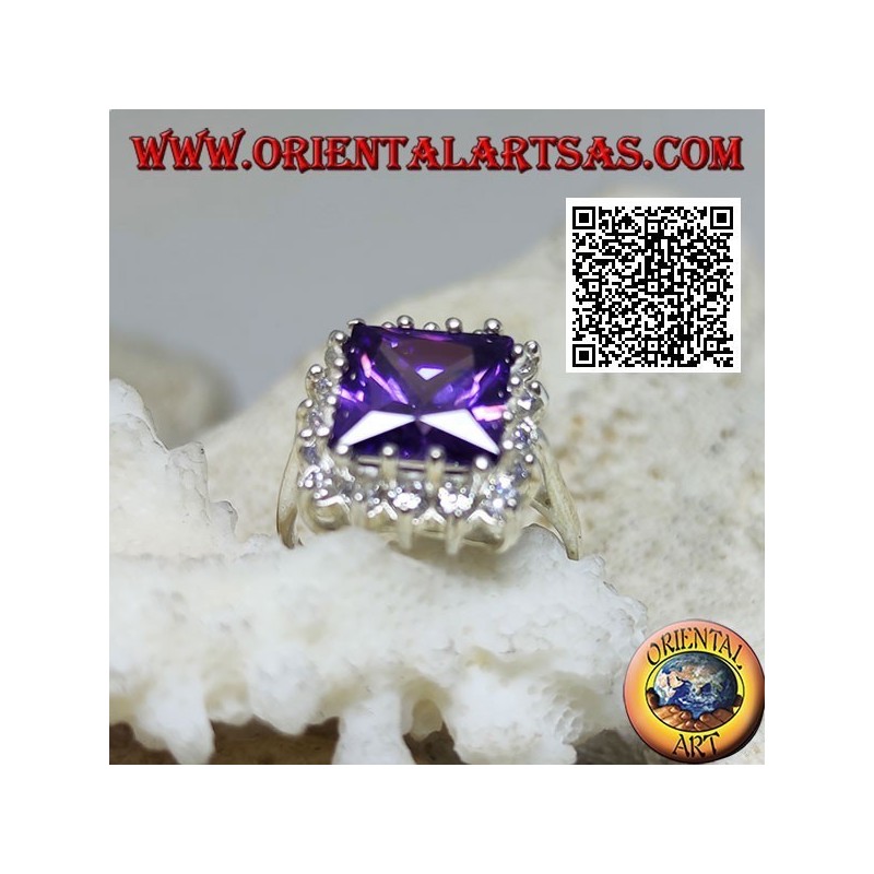 Anillo de plata con amatista sintética cuadrada facetada engastada rodeada de circonitas blancas