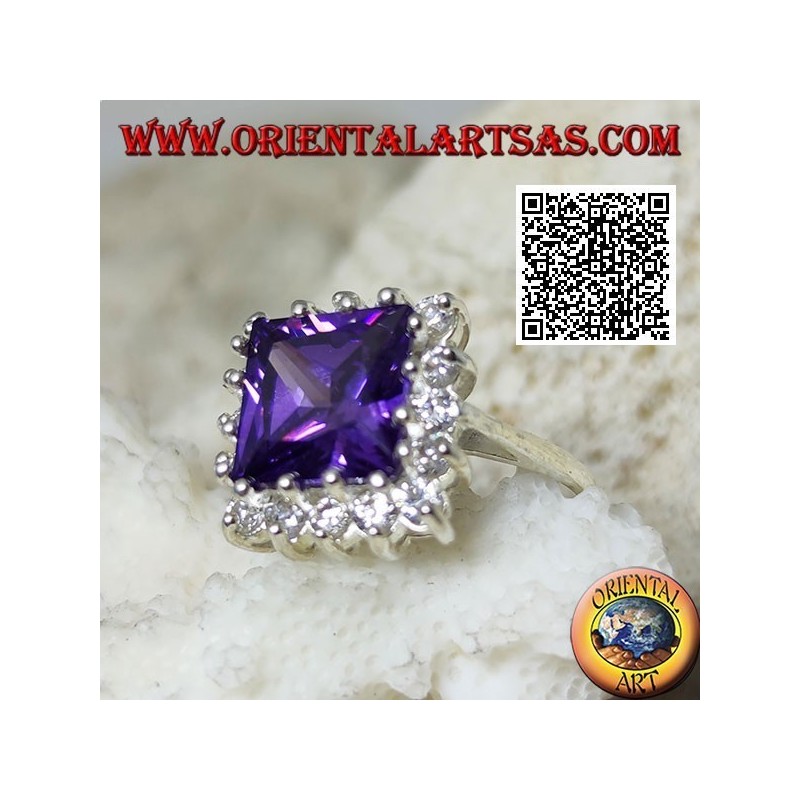 Silberring mit facettiertem quadratischem synthetischem Amethyst, umgeben von weißen Zirkonen