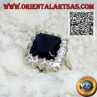 Bague en argent avec saphir synthétique facetté carré entouré de zircons blancs