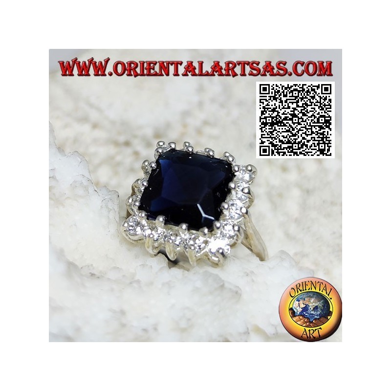 Bague en argent avec saphir synthétique facetté carré entouré de zircons blancs