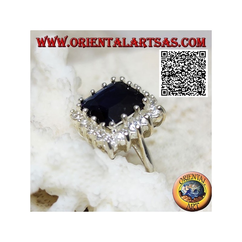 Anello in argento con zaffiro sintetico quadrato sfaccettato incastonato contornato da zirconi bianchi