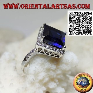 Anillo de plata con zafiro sintético facetado romboidal cuadrado rodeado de circonitas blancas
