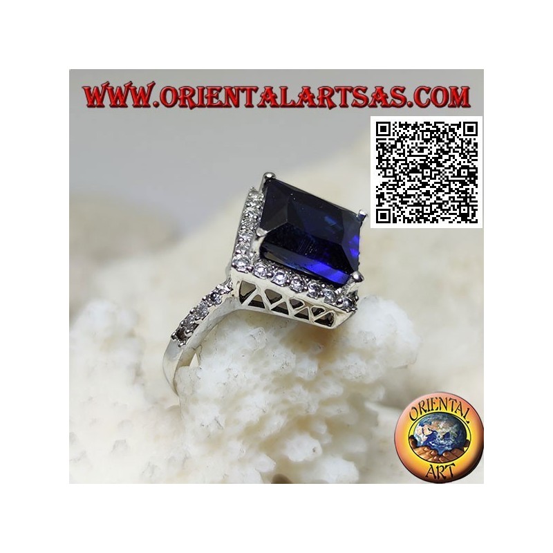 Anillo de plata con zafiro sintético facetado romboidal cuadrado rodeado de circonitas blancas