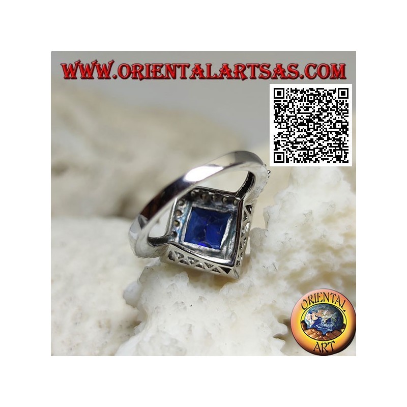 Anello in argento con zaffiro sintetico quadrato romboidale sfaccettato contornato da zirconi bianchi