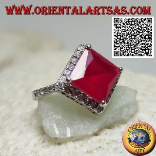 Bague en argent avec rubis synthétique facetté rhomboïde carré entouré de zircons blancs