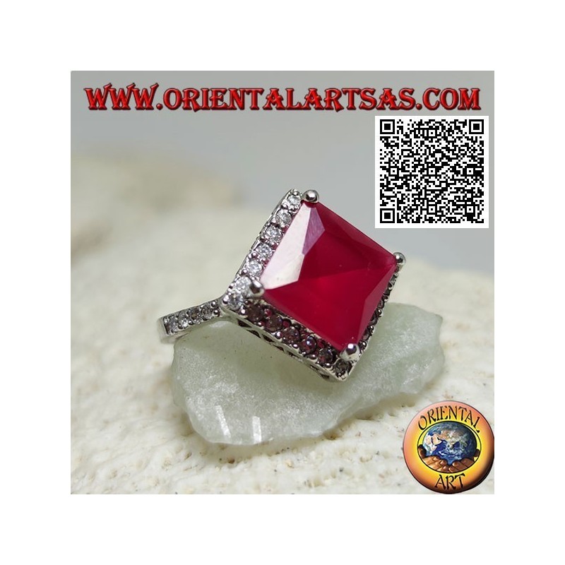 Anillo de plata con rubí sintético facetado romboidal cuadrado rodeado de circonitas blancas