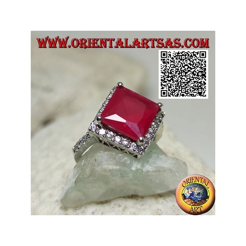 Anillo de plata con rubí sintético facetado romboidal cuadrado rodeado de circonitas blancas