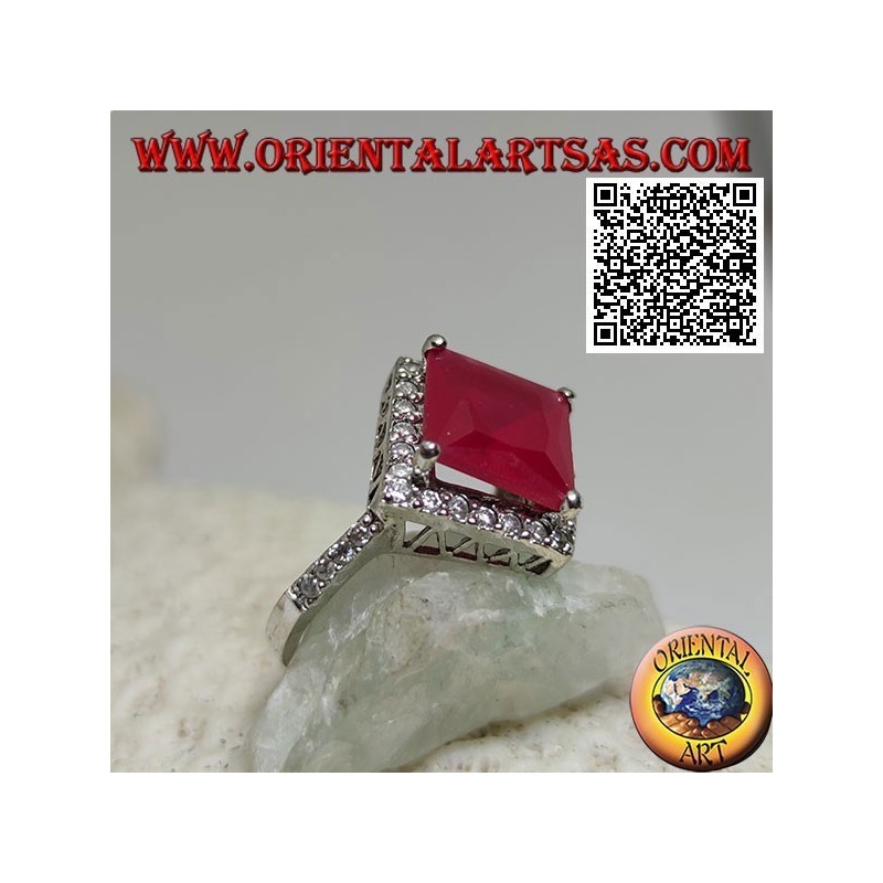 Bague en argent avec rubis synthétique facetté rhomboïde carré entouré de zircons blancs