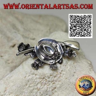Broche en argent du chasseur avec chapeau et fusil de chasse sur un tapis de lierre