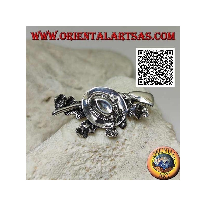 Broche en argent du chasseur avec chapeau et fusil de chasse sur un tapis de lierre