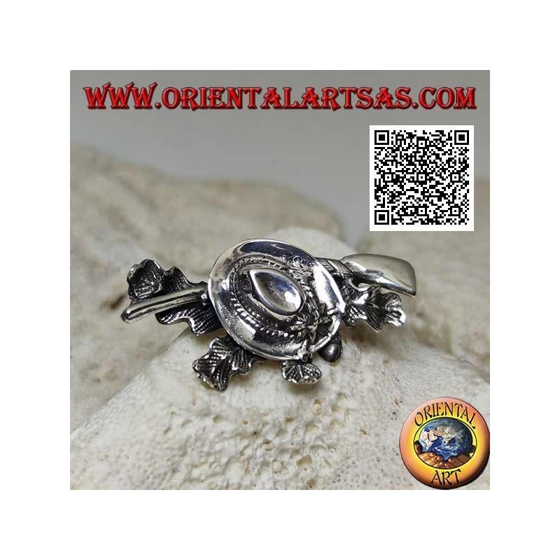 Broche en argent du chasseur avec chapeau et fusil de chasse sur un tapis de lierre