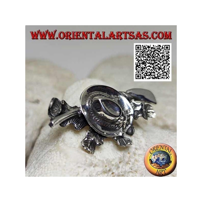 Broche en argent du chasseur avec chapeau et fusil de chasse sur un tapis de lierre
