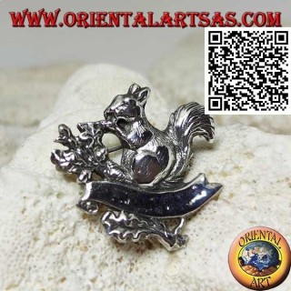 Silver brooch, the squirrel that feeds on acorns