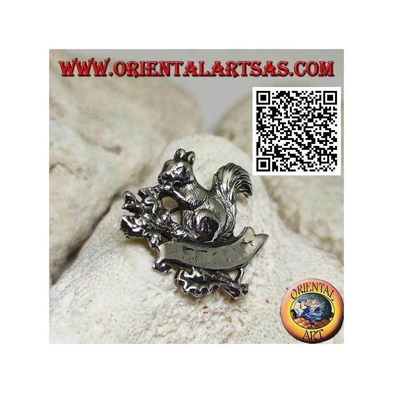 Broche de plata, la ardilla que se alimenta de bellotas