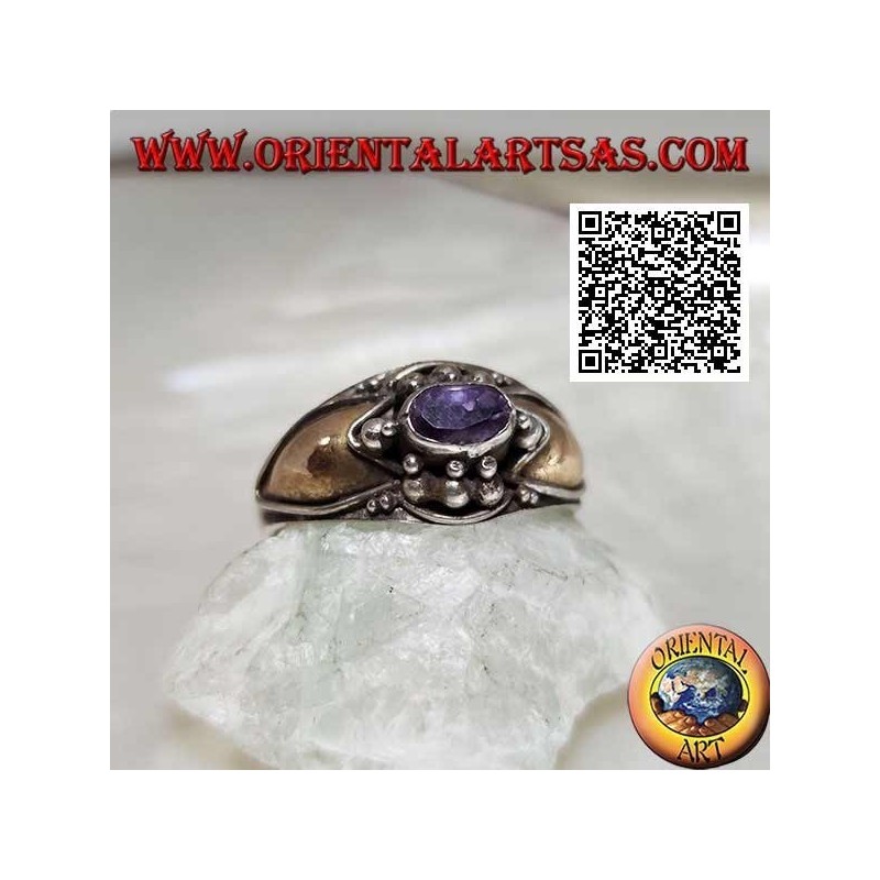 Silberring mit horizontalem ovalem Amethyst mit Kugeln oben und unten und 14 Karat Goldplatten an den Seiten