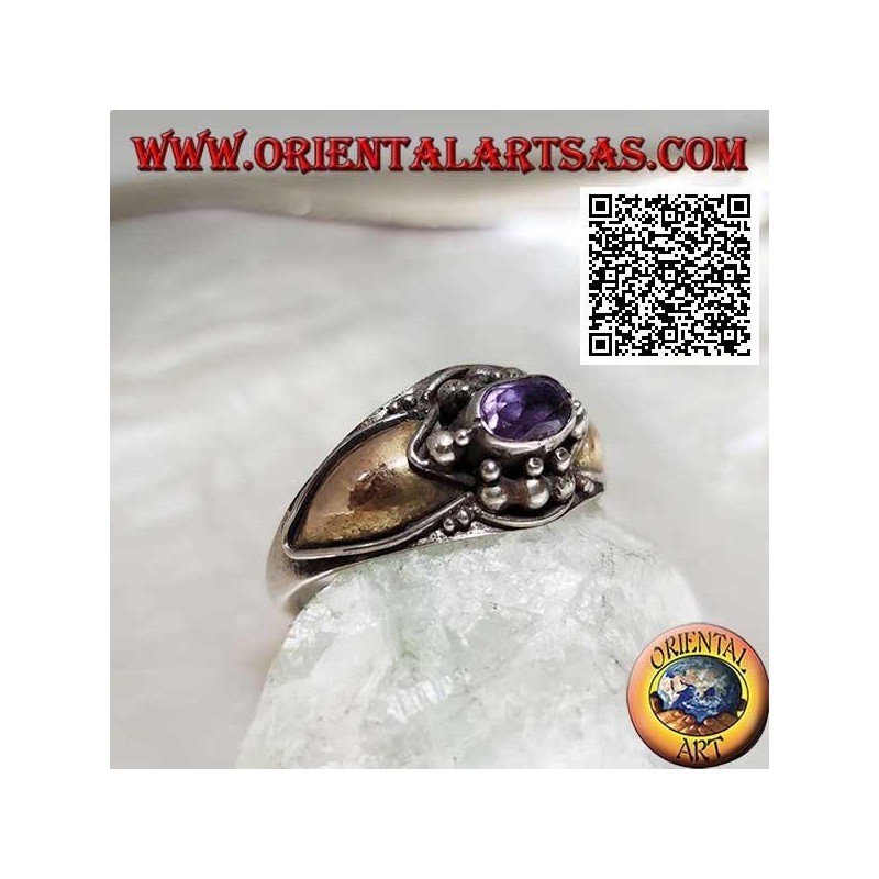 Anillo de plata con amatista ovalada horizontal con bolas arriba y abajo y placas de oro de 14 kilates a los lados
