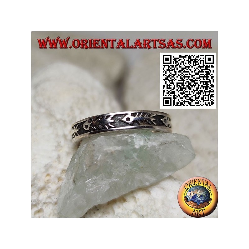 Anillo de plata con espinas de pescado en bajorrelieve