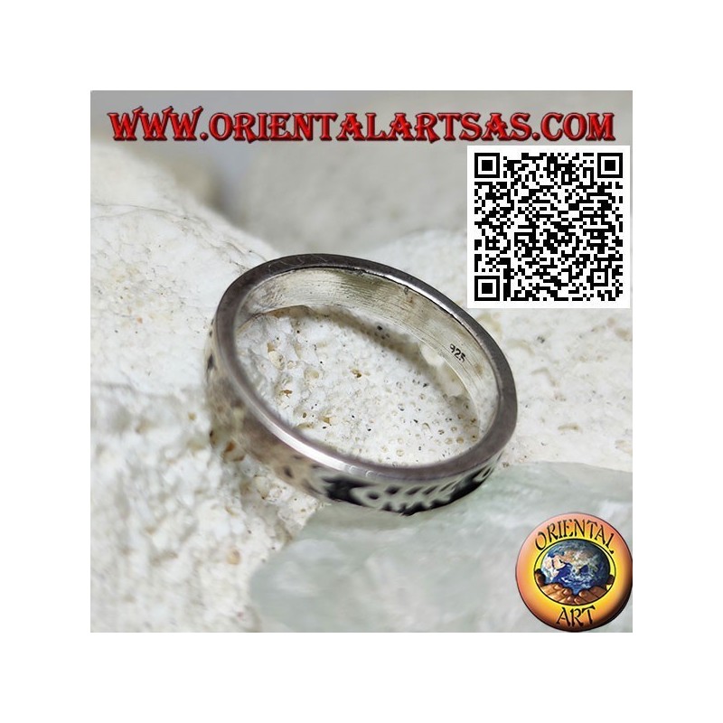 Anello in argento a fedina con lische di pesce in bassorilievo