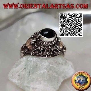Anillo de plata con ónix ovalado horizontal en relieve sobre engaste étnico con hojas de oro de 14 quilates