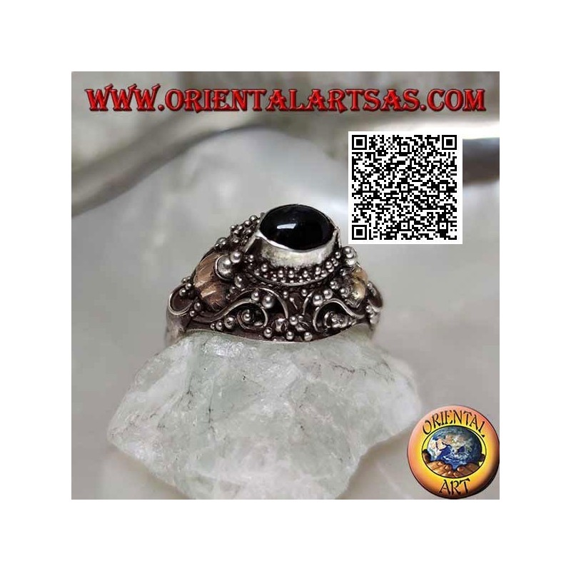 Anello in argento con una onice ovale orizzontale rialzato su montatura etnica con foglie d'oro 14 carati