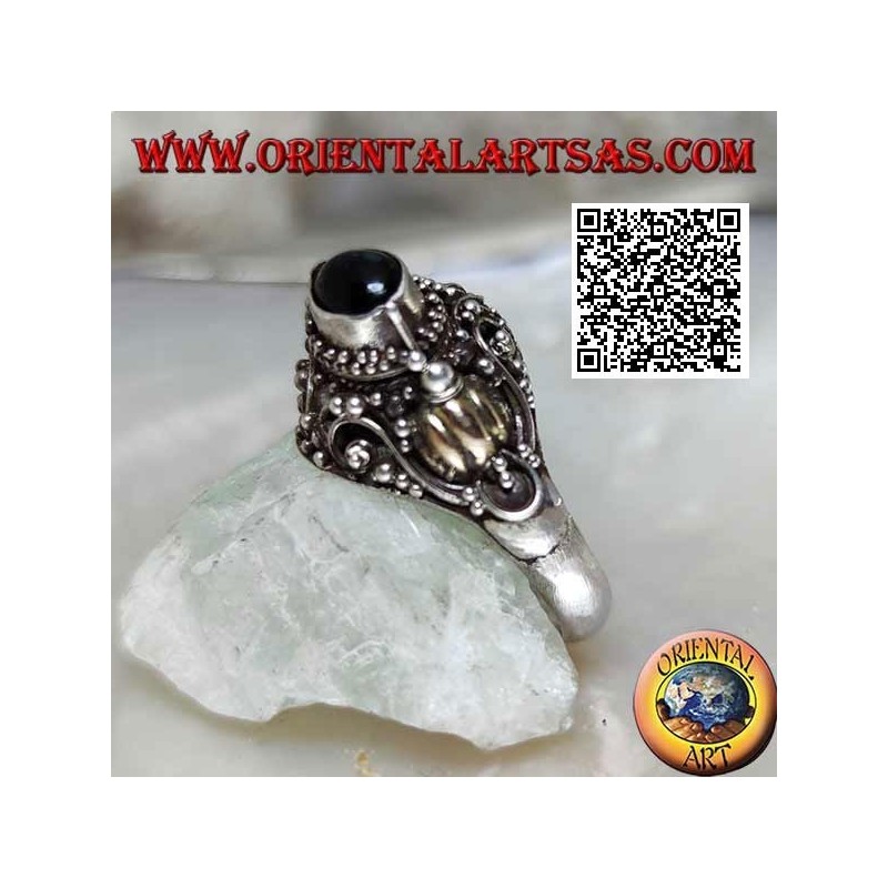 Bague en argent avec un onyx ovale horizontal en relief sur un sertissage ethnique avec des feuilles d'or 14 carats