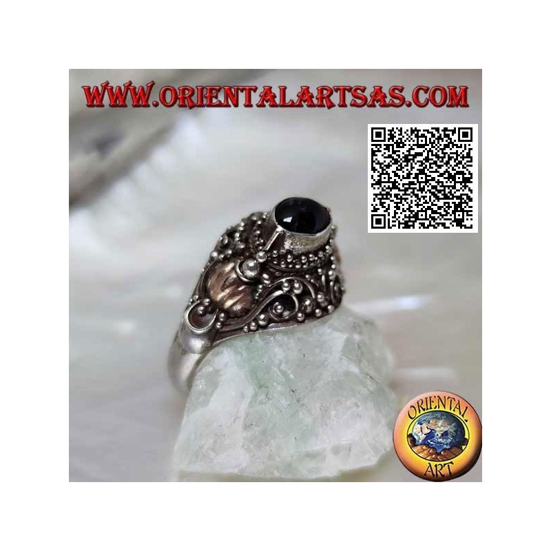 Bague en argent avec un onyx ovale horizontal en relief sur un sertissage ethnique avec des feuilles d'or 14 carats