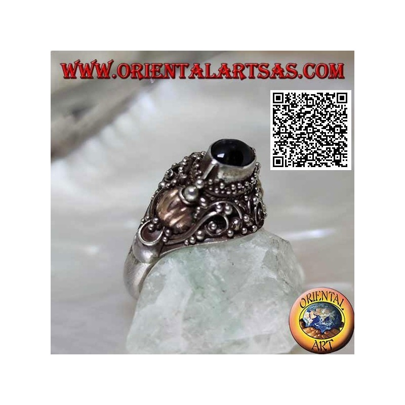 Anello in argento con una onice ovale orizzontale rialzato su montatura etnica con foglie d'oro 14 carati