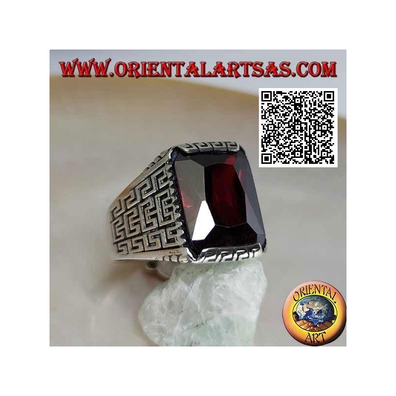 Anello in argento con granato rettangolare sfaccettato e labirinto geometrico inciso sui lati