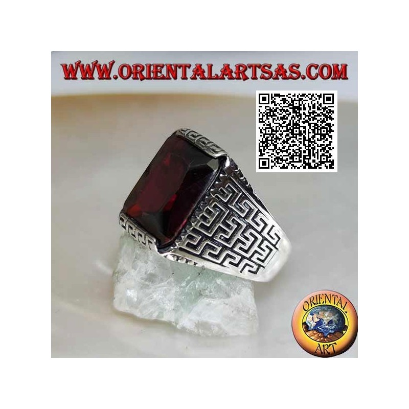 Anillo de plata con granate rectangular facetado y laberinto geométrico grabado en los laterales